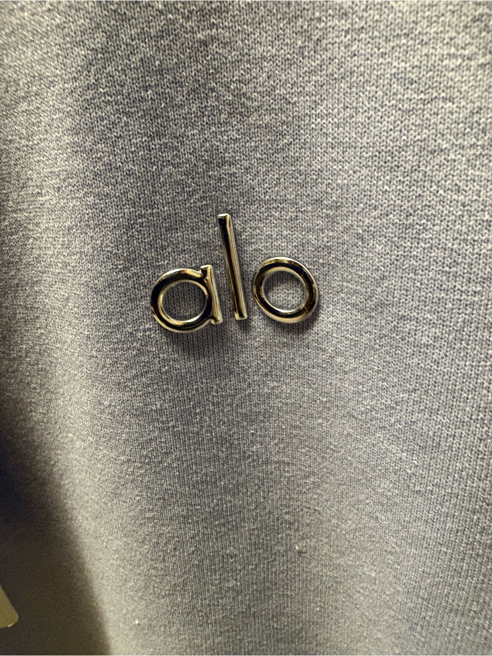This season’s trending color-ALO Yoga Light Provence Blue Accolade Crew Pullover - Picture 3 of 4